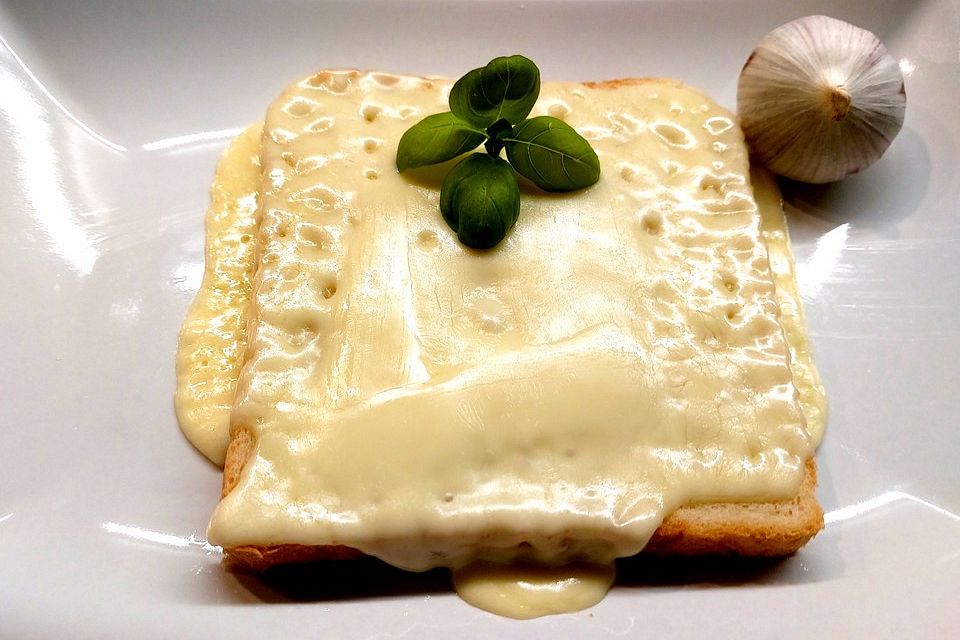 Knoblauchtoast mit Käse überbacken