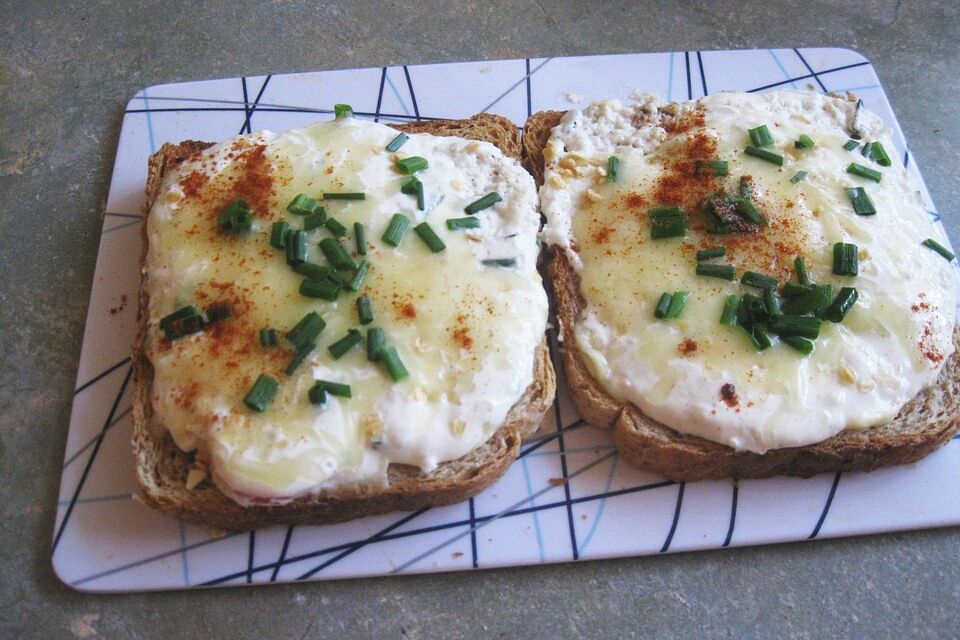 Knoblauchtoast mit Käse überbacken