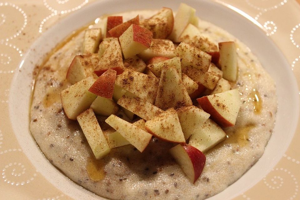 Dinkelgrießpudding mit Zimtapfel