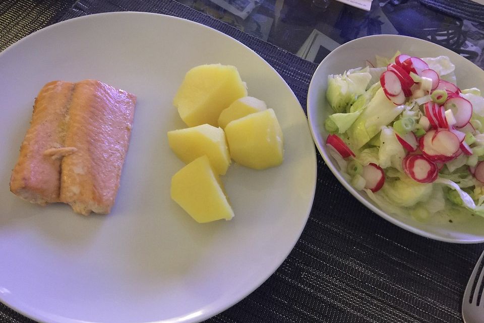 Frühlingshafter Kopfsalat mit Radieschen