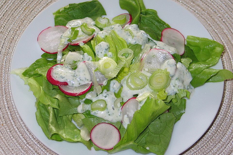 Frühlingshafter Kopfsalat mit Radieschen