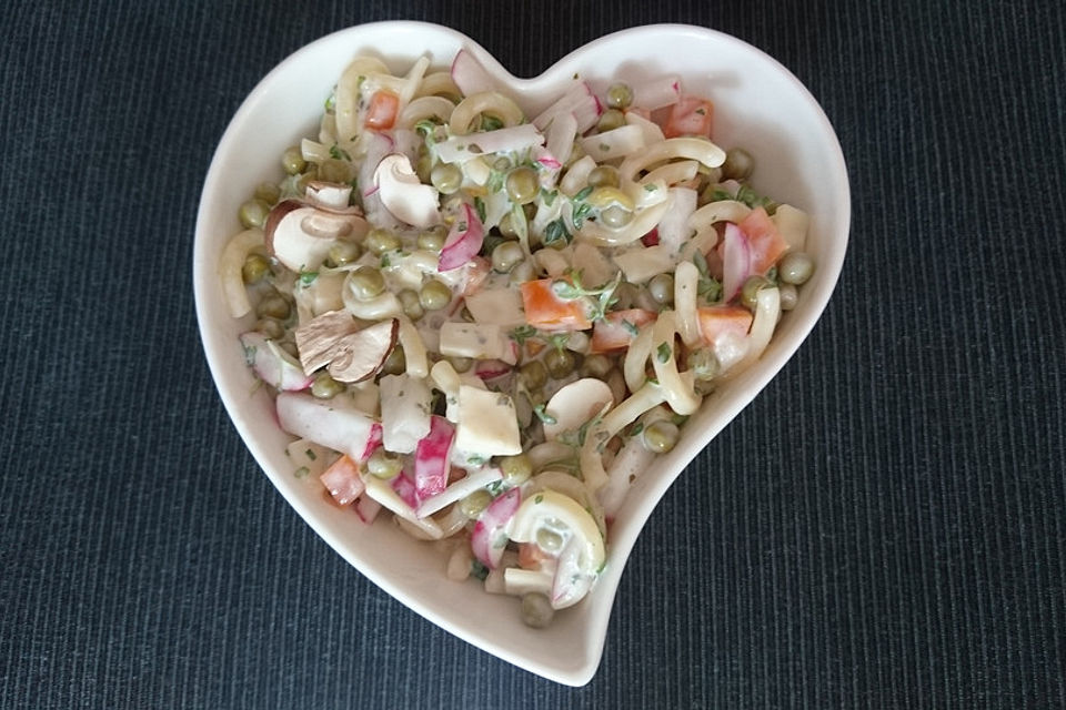 Frühlingsfrischer Nudelsalat