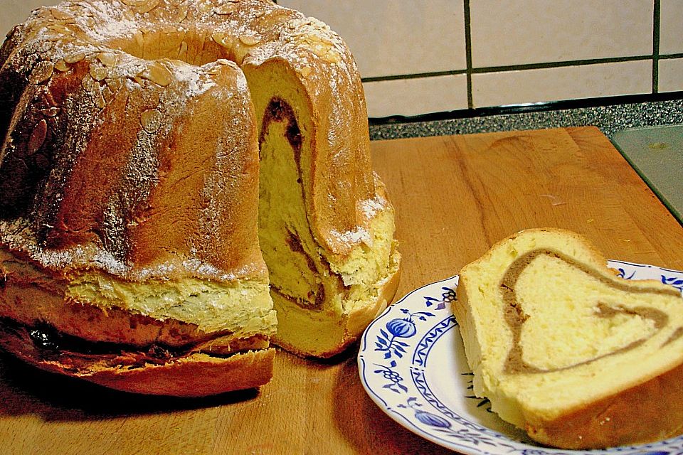 Hefe - Gugelhupf mit Nussfüllung