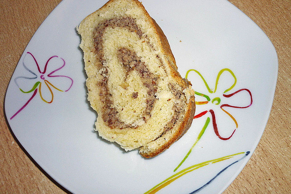 Hefe - Gugelhupf mit Nussfüllung