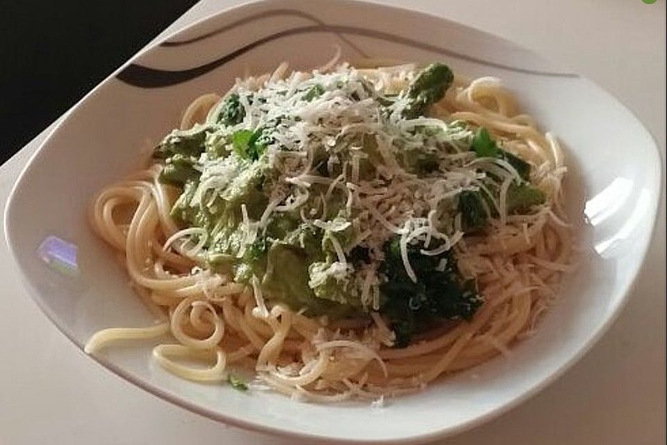 Grünes Spargelpesto auf Spaghetti