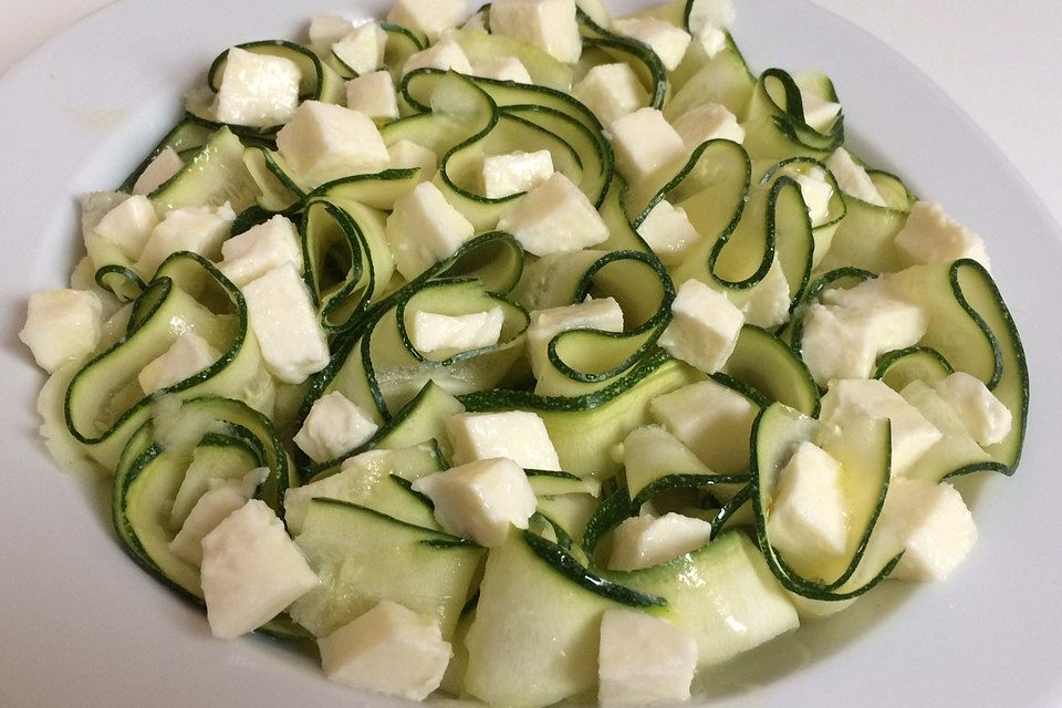 Zitroniger Zucchini- Mozzarella Salat