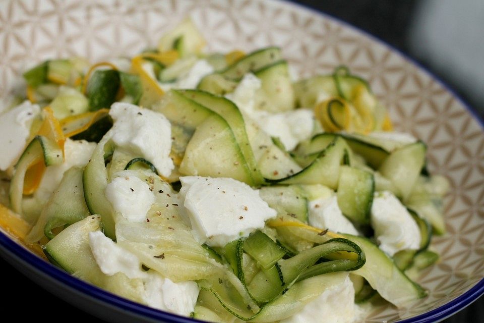 Zitroniger Zucchini- Mozzarella Salat