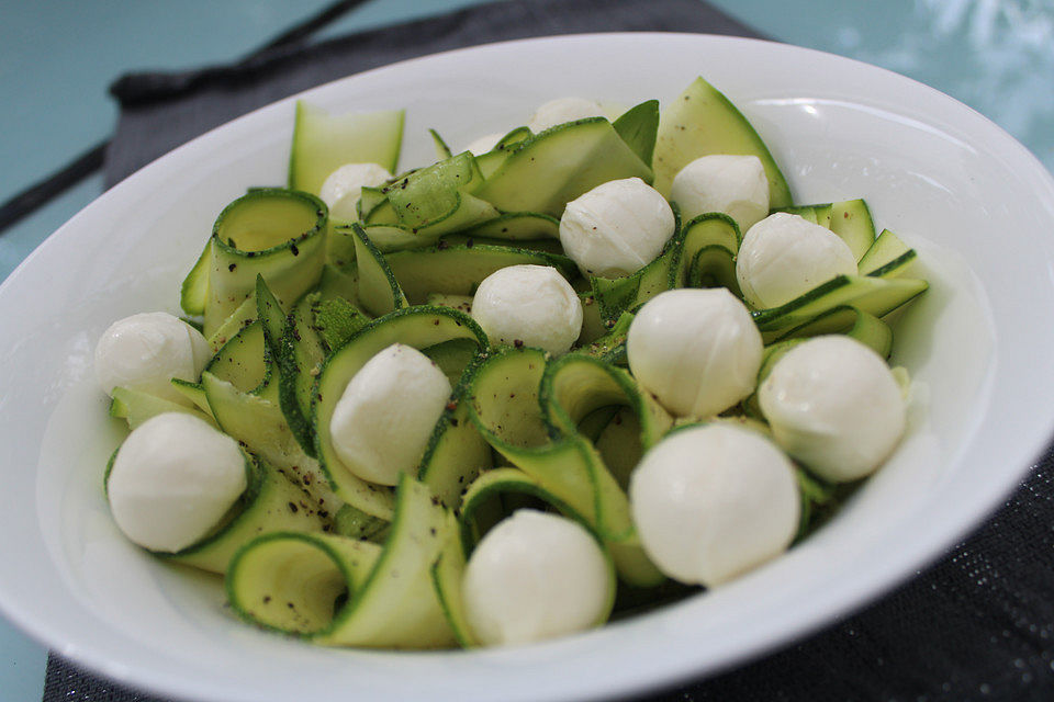 Zitroniger Zucchini- Mozzarella Salat