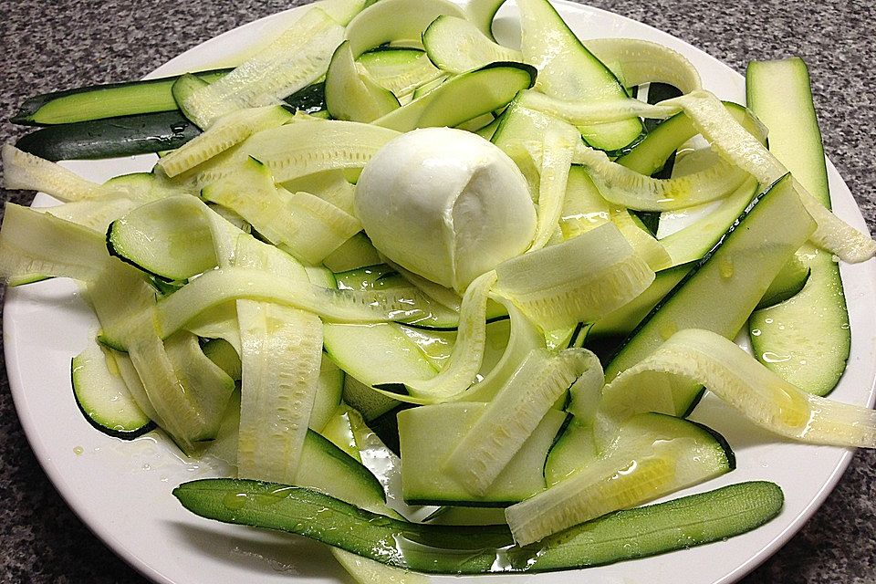 Zitroniger Zucchini- Mozzarella Salat