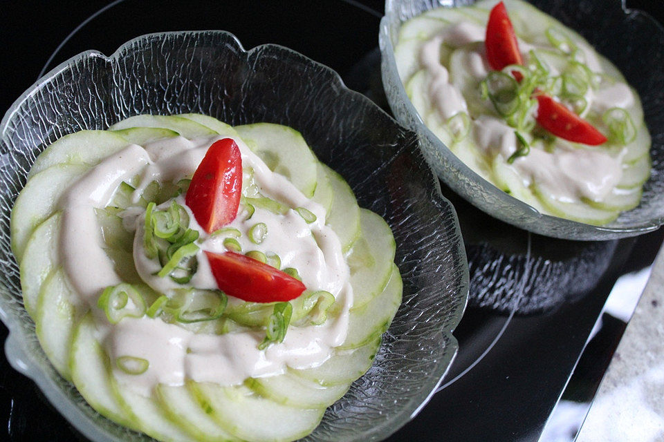 Gurkensalat mit Joghurt-Dillsauce