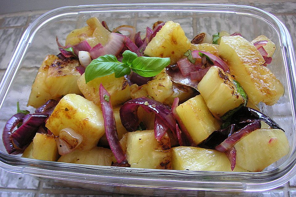 Gegrillter Ananas-Zwiebel Salat