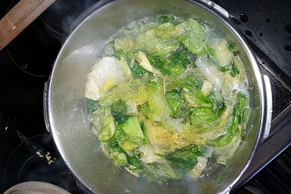 Salatsuppe mit Eierkuchen