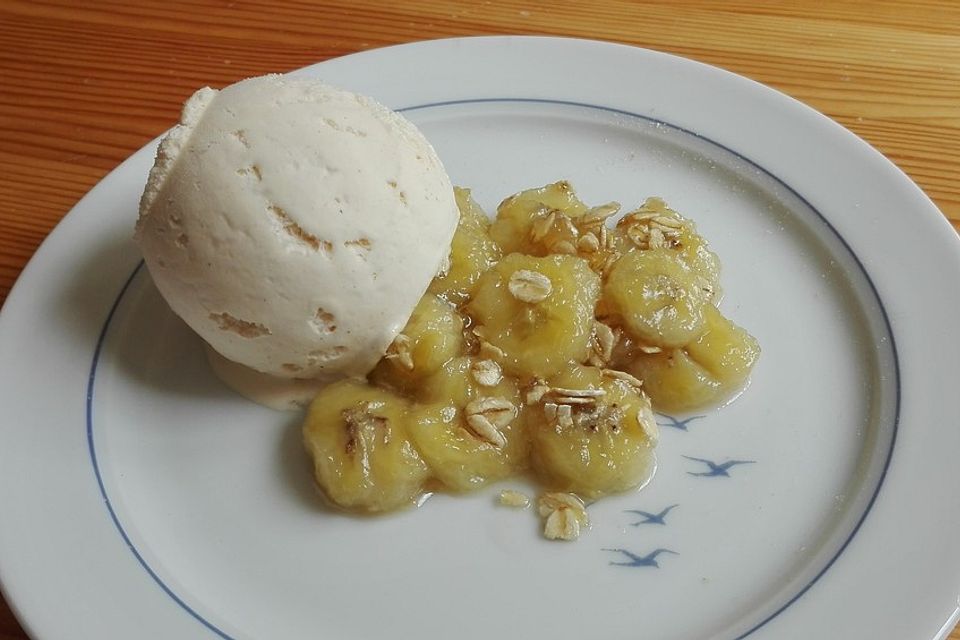 Karamellisierte Banane mit Vanilleeis