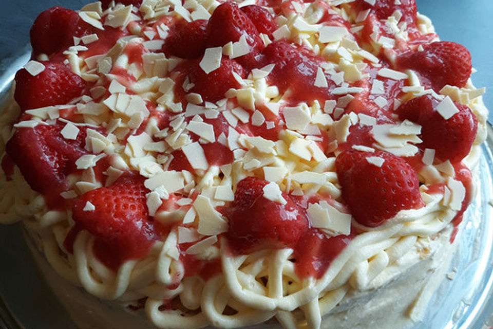 Erdbeer-Spaghettieis-Torte