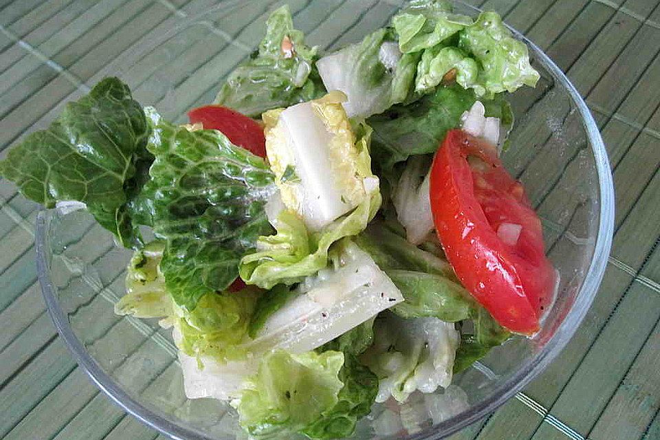 Romana-Tomatensalat an Basilikumdressing