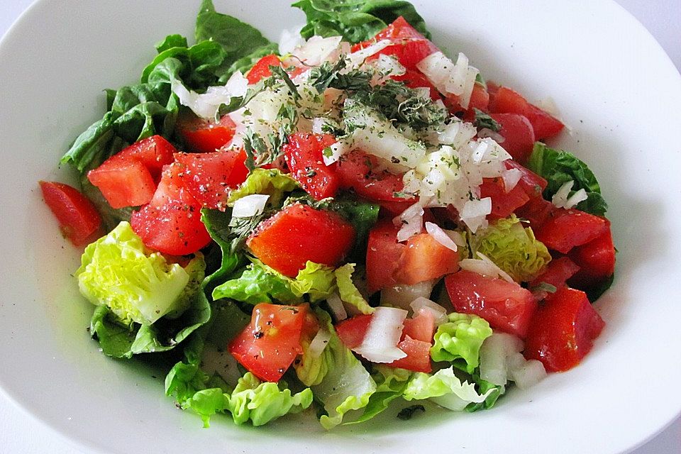 Romana-Tomatensalat an Basilikumdressing