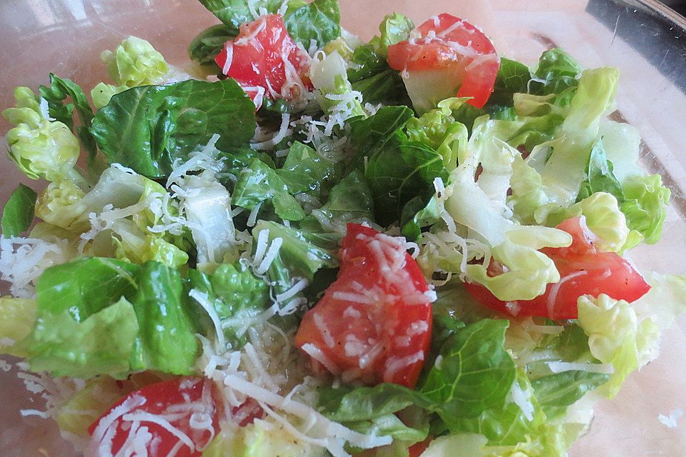 Romana-Tomatensalat an Basilikumdressing