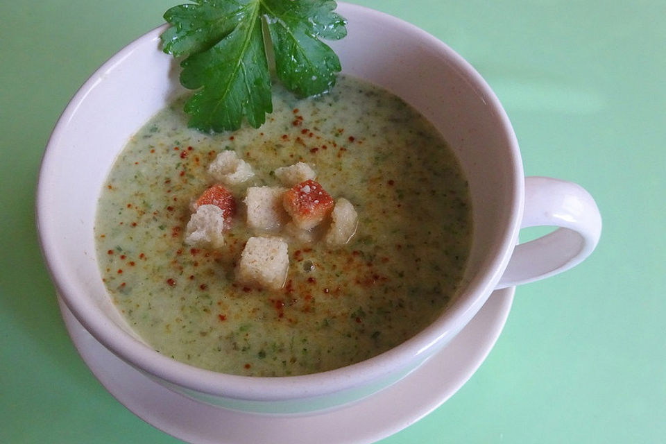 Superschnelle Kräutersuppe mit Petersilienwurzel