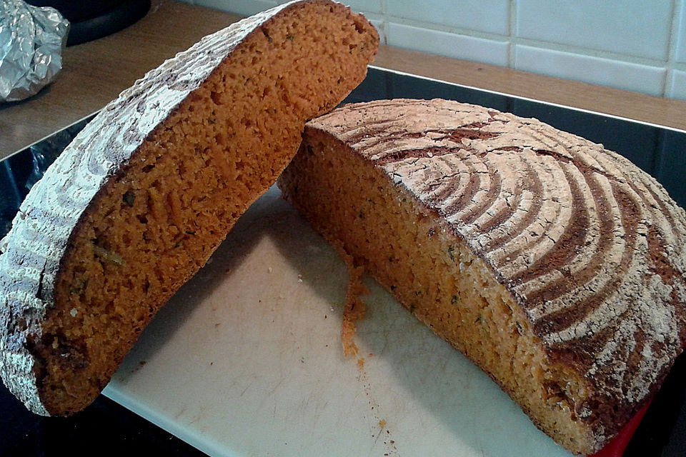 Tomatenbrot mit Wiesenkräutern