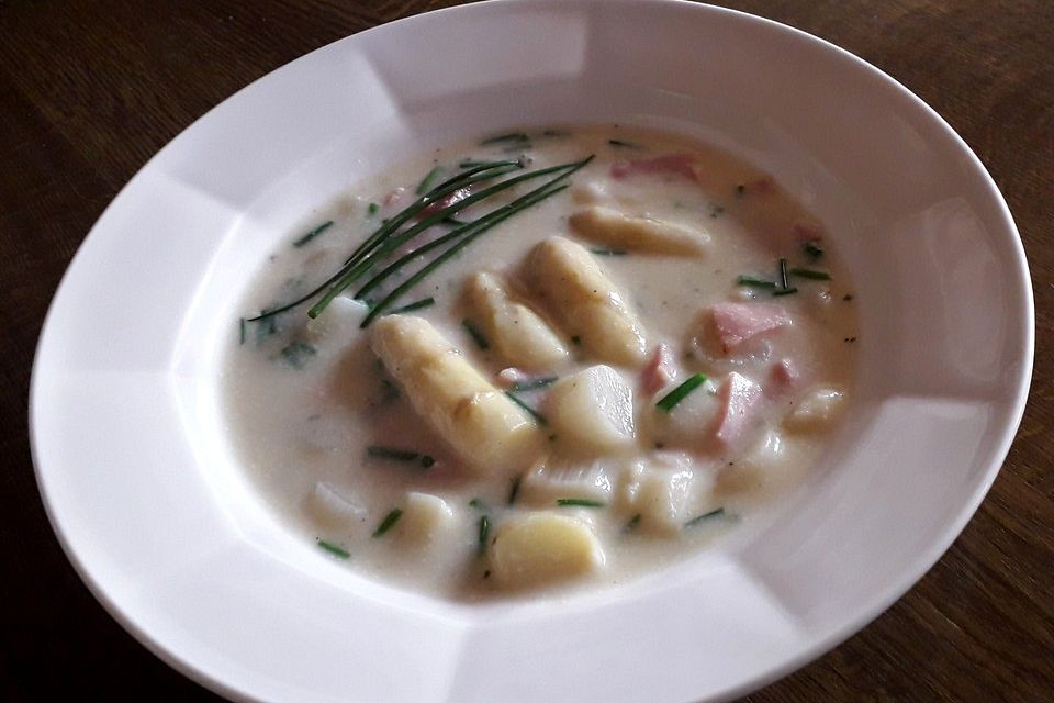 Spargelcremesuppe mit Schinken