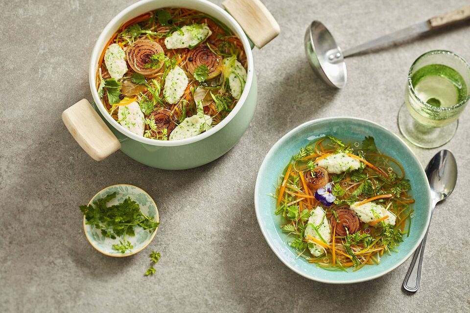 Frühlingssuppe mit Wildkräuternockerln