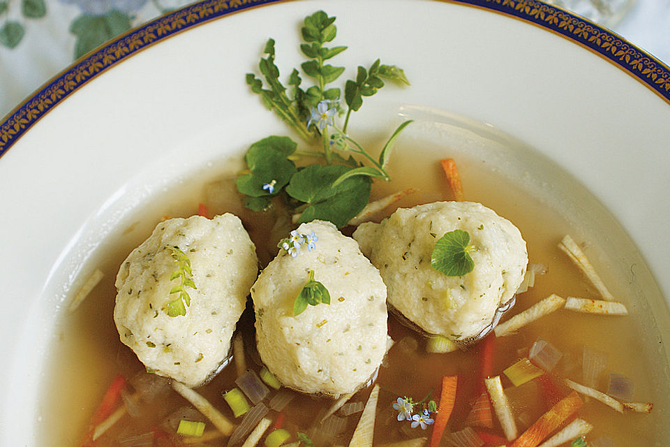 Frühlingssuppe mit Wildkräuternockerln