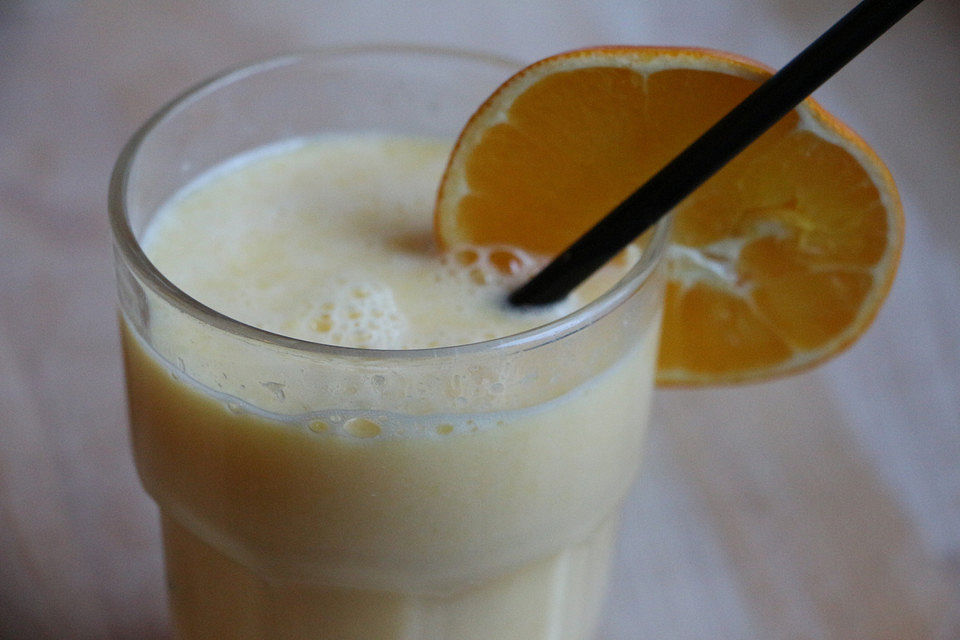 Orangen-Bananen-Buttermilch-Smoothie