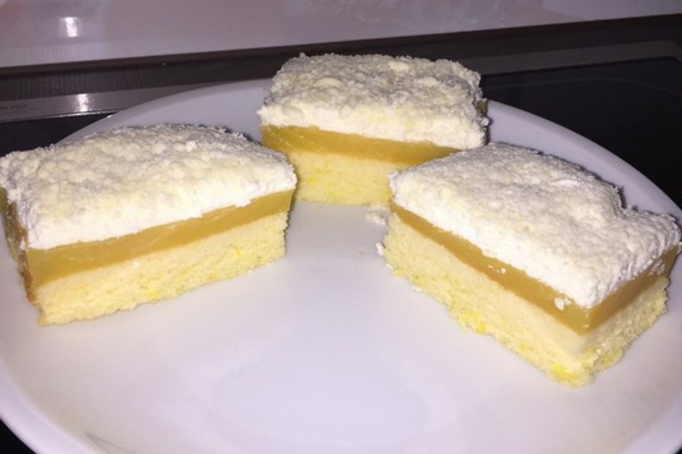 Sahnig-zitroniger Blechkuchen