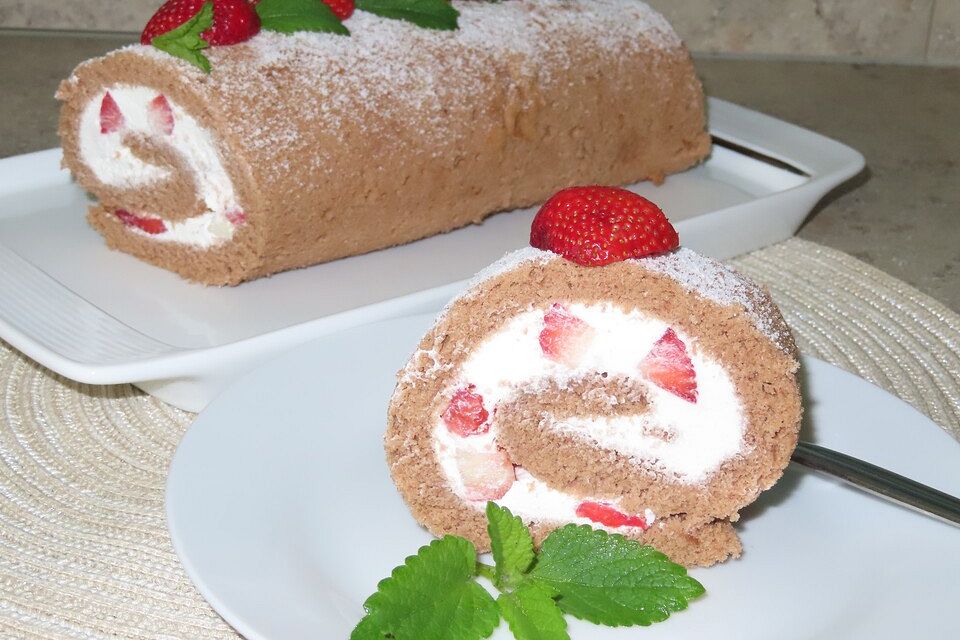 Schokobiskuit-Erdbeer-Roulade