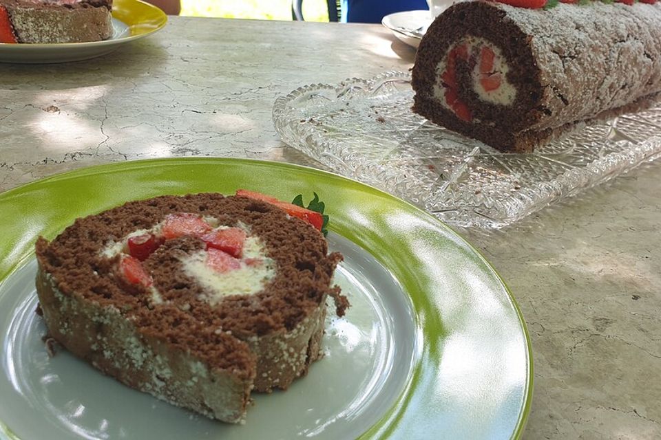 Schokobiskuit-Erdbeer-Roulade