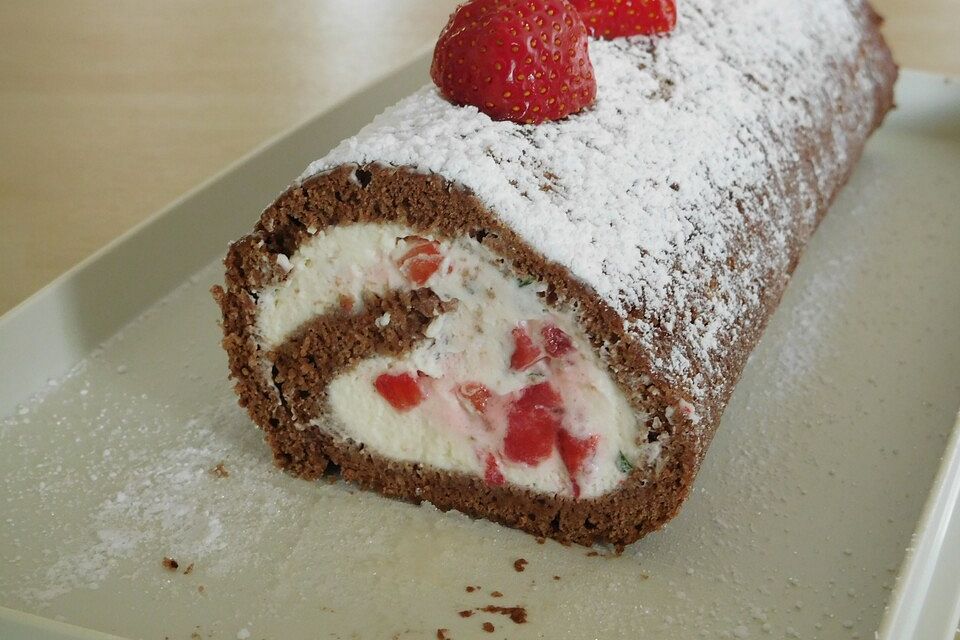 Schokobiskuit-Erdbeer-Roulade