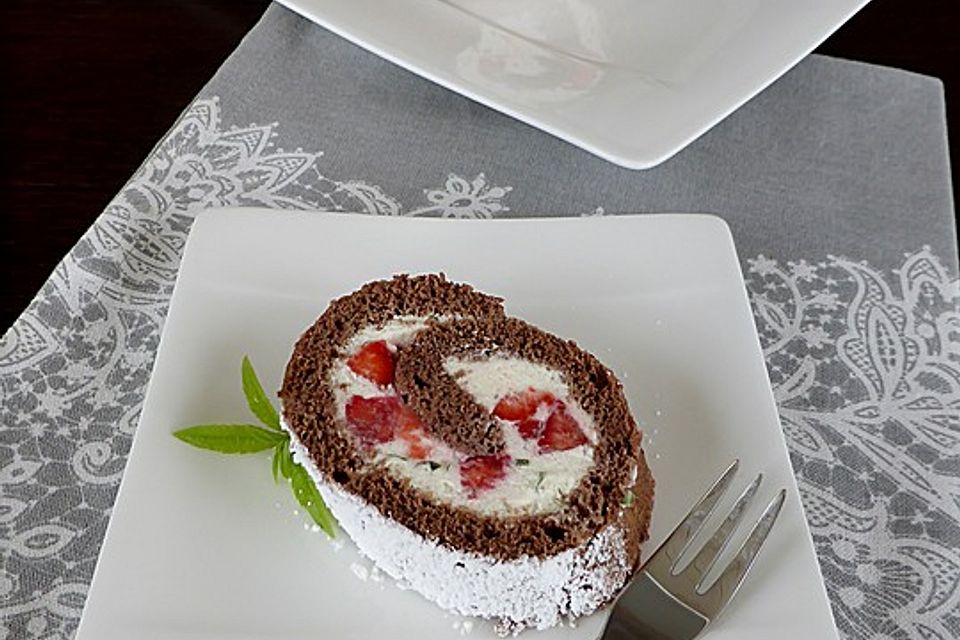 Schokobiskuit-Erdbeer-Roulade