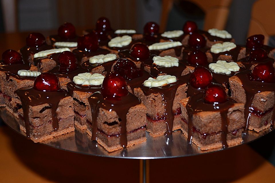 Schwarzwälder-Kirsch-Petit-Fours