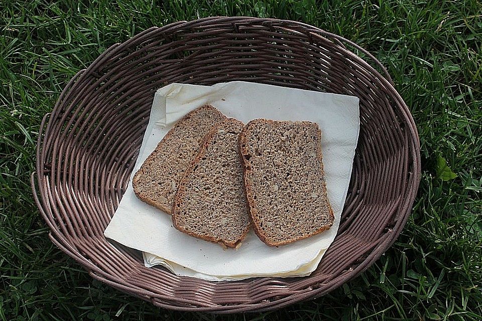 Roggenschrotbrot mit Saaten