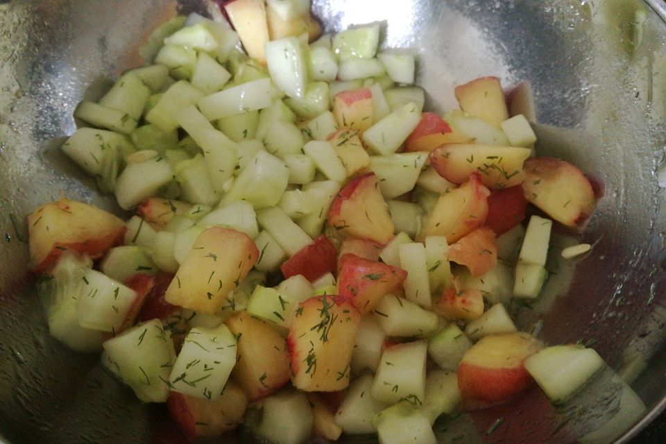 Gurken-Weinbergpfirsich-Salat