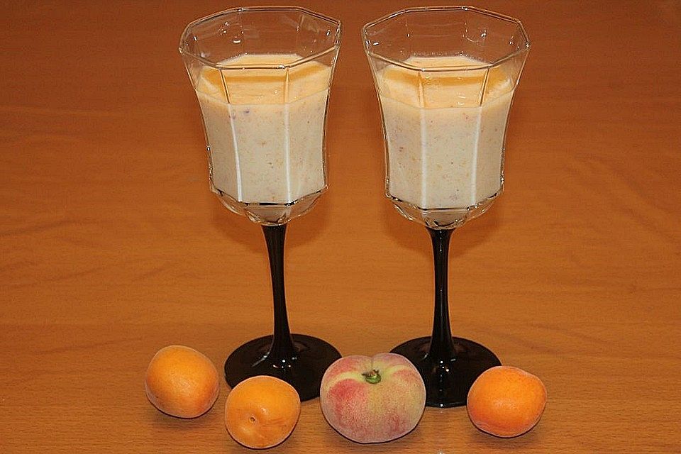 Aprikosen-Weinbergpfirsich-Smoothie