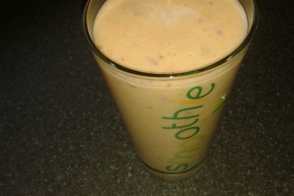 Aprikosen-Weinbergpfirsich-Smoothie