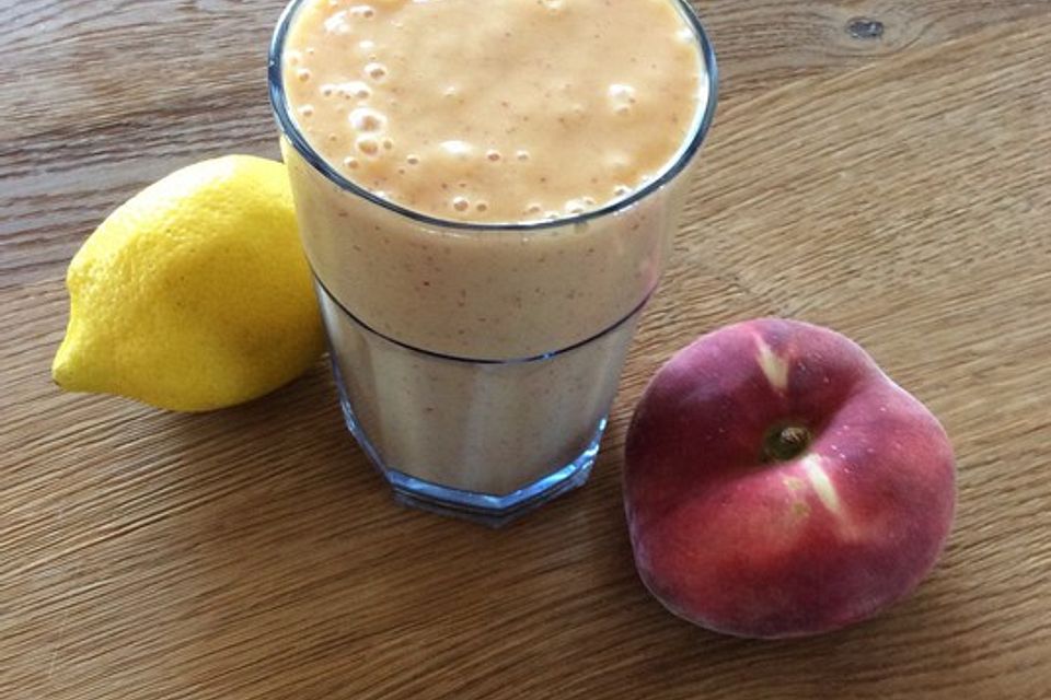 Aprikosen-Weinbergpfirsich-Smoothie