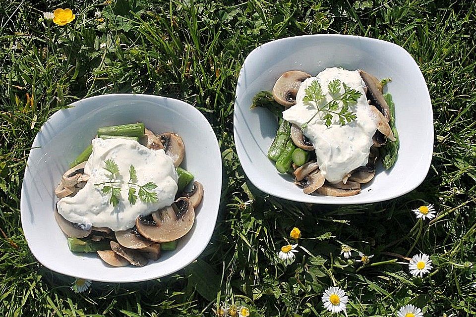 Grüner Spargelsalat mit Champignons