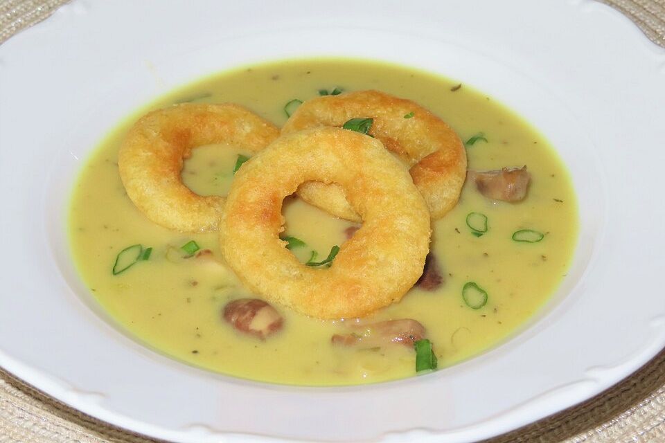 Parmesansuppe mit frittierten Tintenfischringen