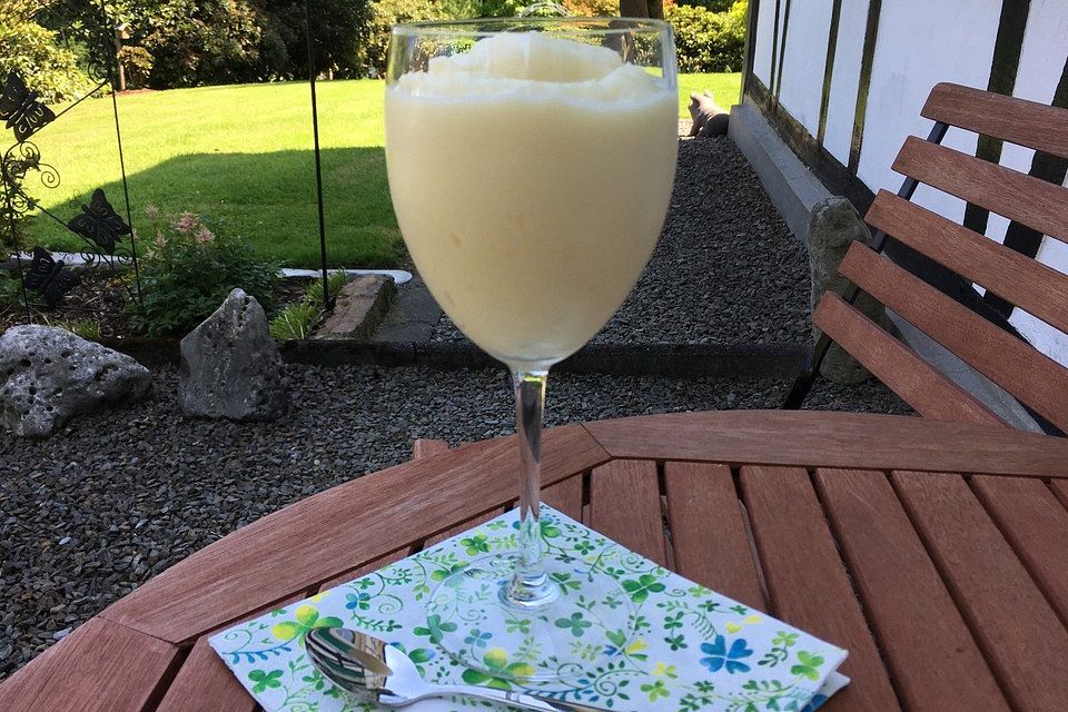 Ananas-Smoothie mit Buttermilch