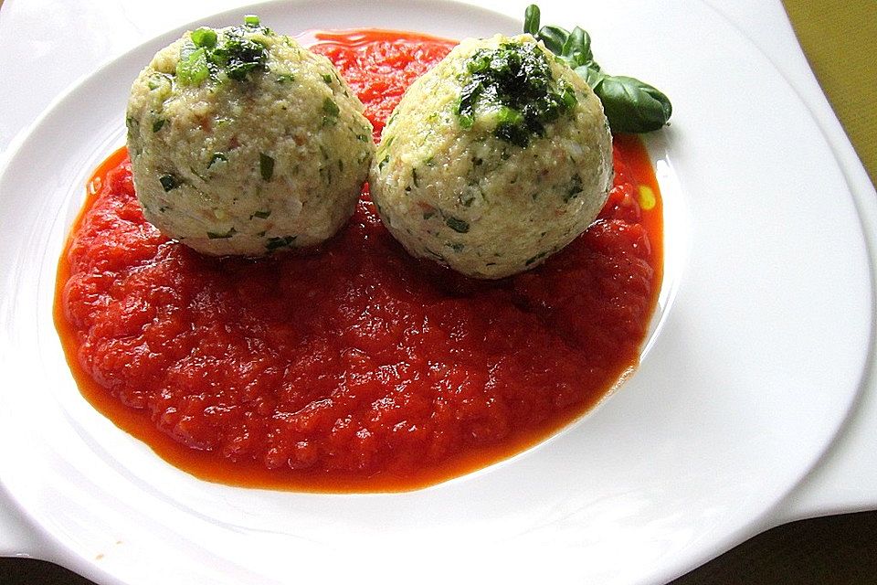 Bärlauch-Knödel mit Tomatensugo