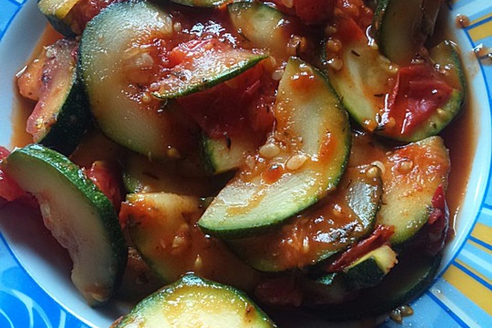 Zucchini mit Tomaten