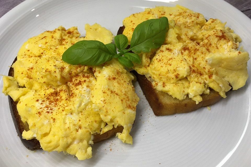 Rührei mit gebratenem Brot