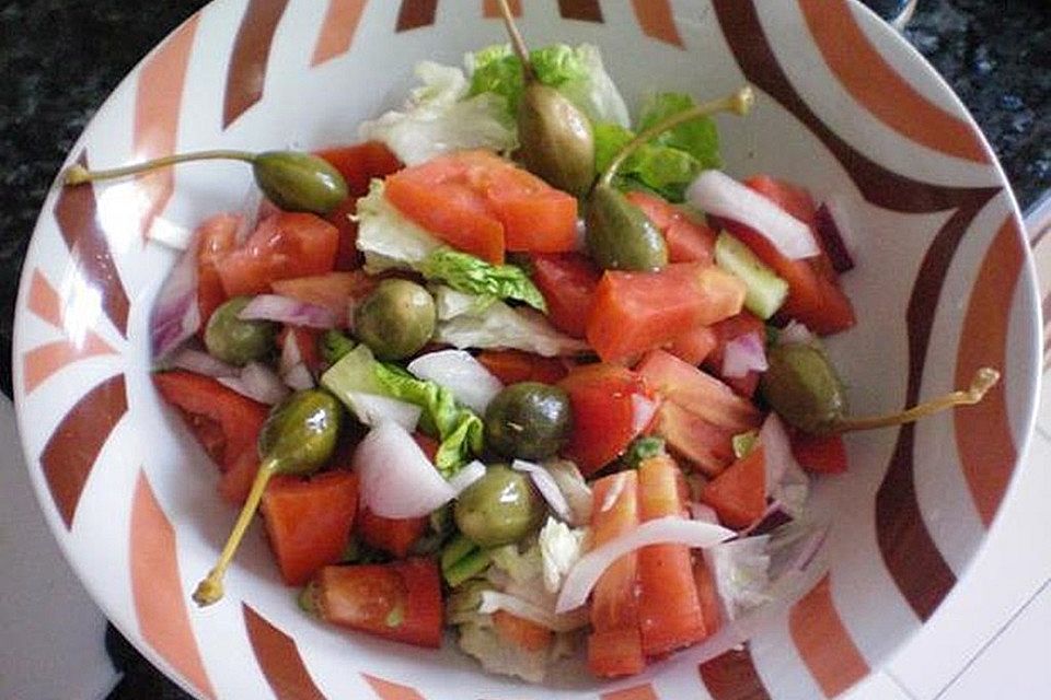 Tomatensalat mit Kapernäpfeln