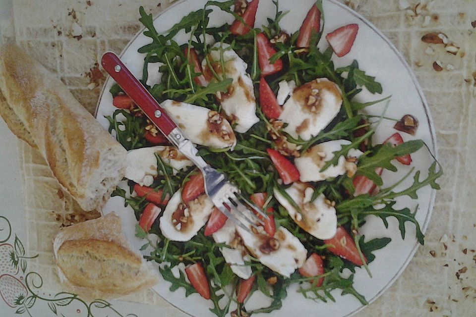 Pikanter Cashew-Mozzarella-Salat