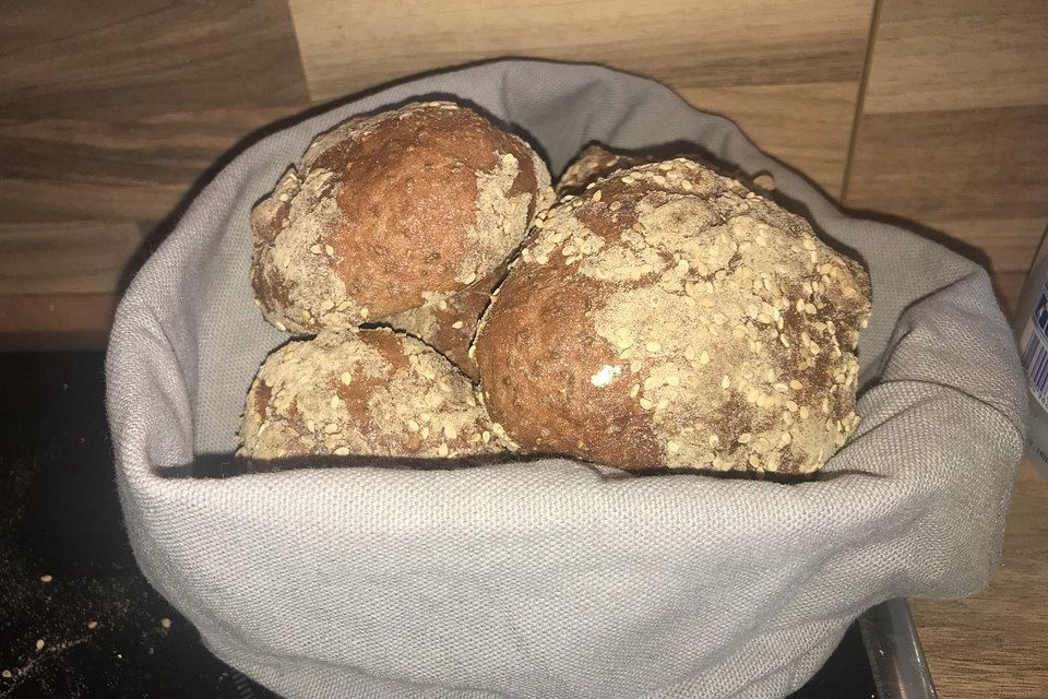 Chia-Floh-Eiweiß-Brötchen