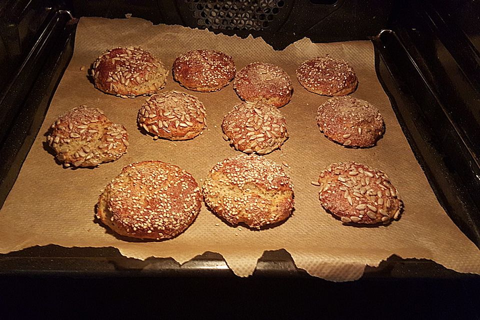 Chia-Floh-Eiweiß-Brötchen