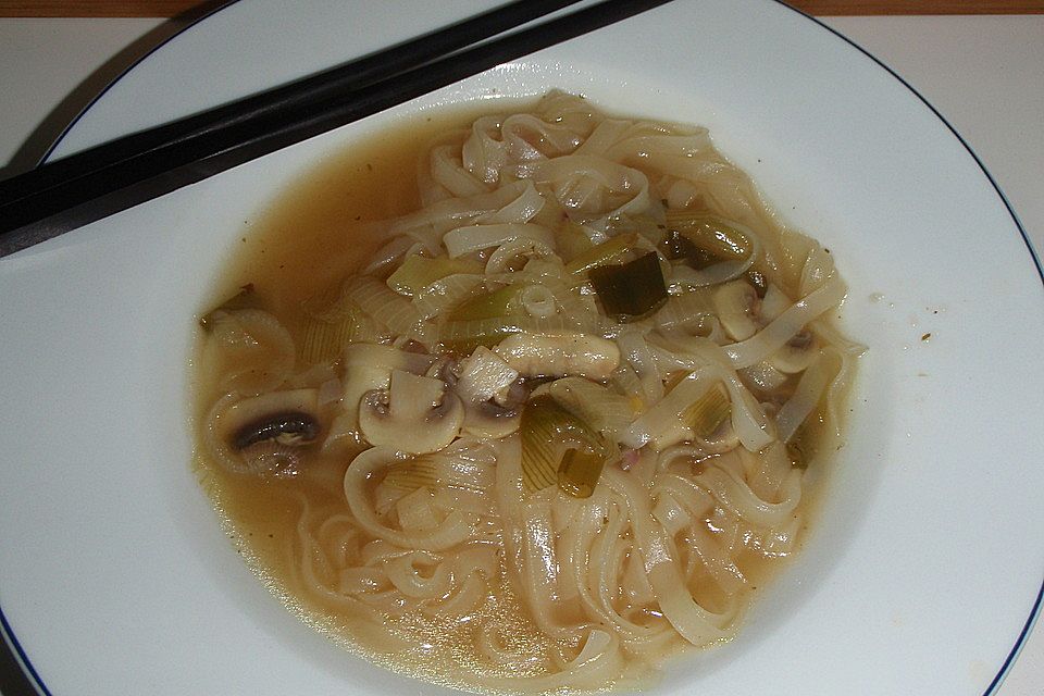 Schnelle Reisnudel-Gemüse-Suppe