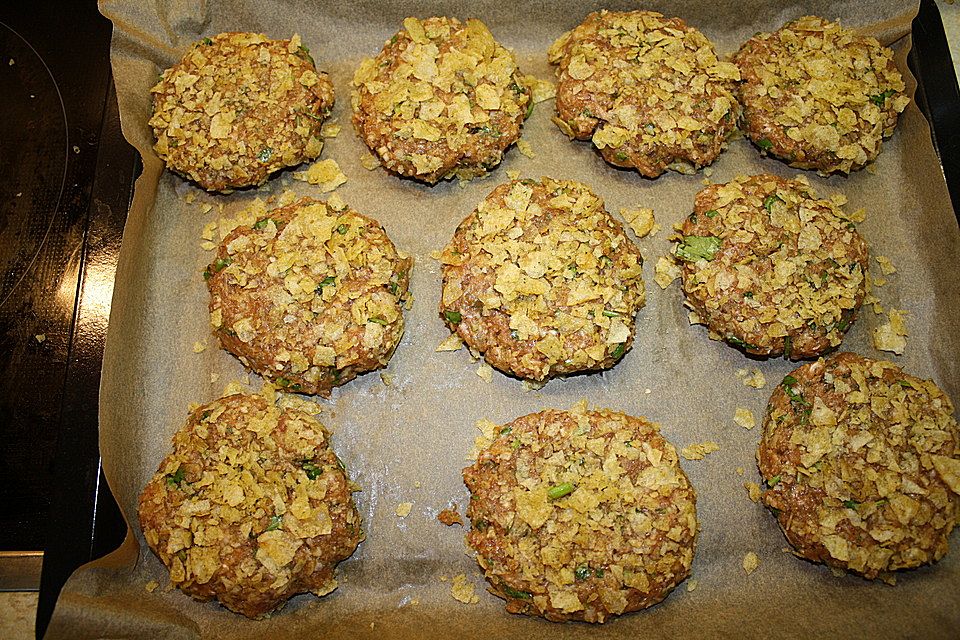 Mett-Frikadellen mit Rosmarinchips